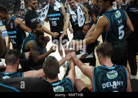 Auckland, Nuova Zelanda. 07Th dec, 2017. Nuova Zelanda breakers a rottura durante la nbl basket match tra la Nuova Zelanda e gli interruttori di brisbane bullets a scintilla e arena di Auckland a dicembre 7, 2017. brisbane 89, Nuova Zelanda 96. Credito: Shirley kwok/Pacific press/alamy live news Foto Stock