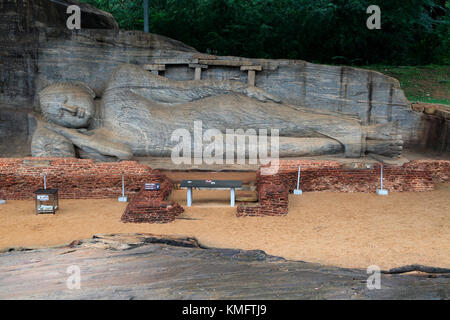 Buddha reclinato, Gal Viharaya, Sito Patrimonio Mondiale dell'UNESCO, la città antica di Polonnaruwa, Sri Lanka Foto Stock