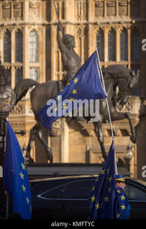 Le stelle della bandiera UE volare su un bus di Londra e le case del parlamento di Westminster, sede del governo e della potenza del Regno Unito durante Brexit negoziati con Bruxelles, il 1° dicembre 2017, a Westminster, Londra, Inghilterra. Foto Stock