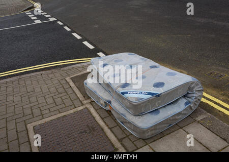 Un materasso abbandonato giace legato su una strada residenziale corner nella borough di Lambeth, il 4 dicembre 2017, a Londra Inghilterra. Foto Stock