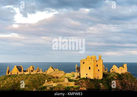 Castello di Dunnottar, antico promontorio fort sito sulla costa del Mare del Nord a Sud di Stonehaven. Grampian Regione, Scozia Foto Stock