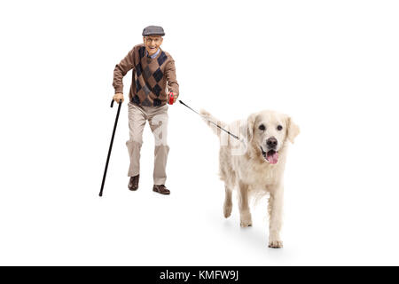 A piena lunghezza Ritratto di un uomo anziano a piedi un cane isolato su sfondo bianco Foto Stock