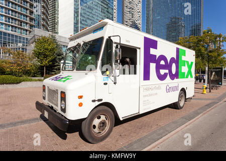 Toronto, Canada - 19 ottobre 2017: Camion di consegna a terra FedEx nella città di Toronto. Provincia dell'Ontario, Canada Foto Stock