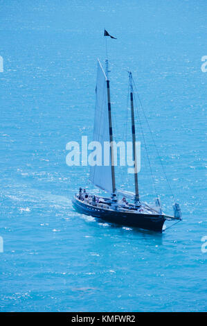 Una barca a vela che solcano il mare aperto Foto Stock