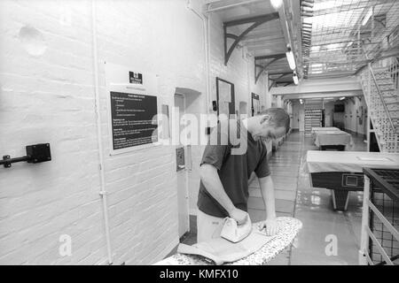 Detenuto in carcere ala facendo il suo asse e ferro da stiro, hmp winchester, Winchester, hampshire, Regno Unito. Il 10 maggio 2001. Foto Stock