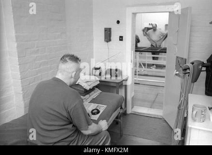 Voce maschile detenuto nella sua cella di prigione, hmp winchester prigione, Winchester, hampshire, Regno Unito. Il 10 maggio 2001. Foto Stock