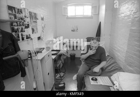 Voce maschile detenuto nella sua cella di prigione, hmp winchester prigione, Winchester, hampshire, Regno Unito. Il 10 maggio 2001. Foto Stock