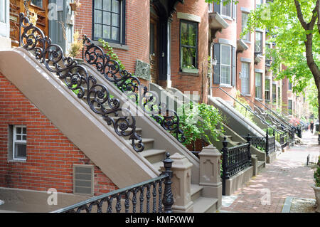 Townhouse apartments in Boston South fine marciapiede in mattoni, scalini di pietra, ferro Recinzioni e ringhiere con esecuzione di modelli di rose. Foto Stock