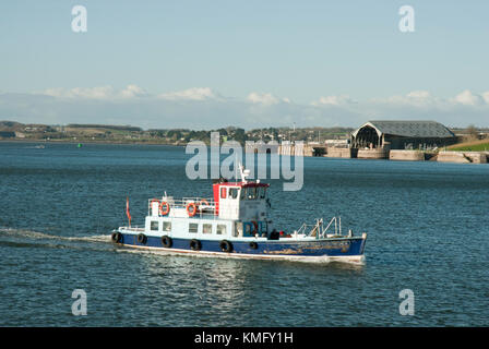 Colorato Cremyll Belle traghetto passeggeri sotto il sole in attraversamento fiume Tamar con Devonport Dockyard e Cornwall in background. Foto Stock