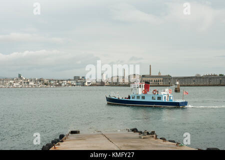 La edgcumbe belle traghetto, lasciando cremyll scalo, il collegamento di Cornwall e di Devon. King William cantiere in background. colorate, giornata di sole. Foto Stock