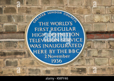 Targa blu commemorando mondi primo periodico, alta definizione, servizio televisivo 1936 sulla parete di Alexandra Palace studi tv Foto Stock