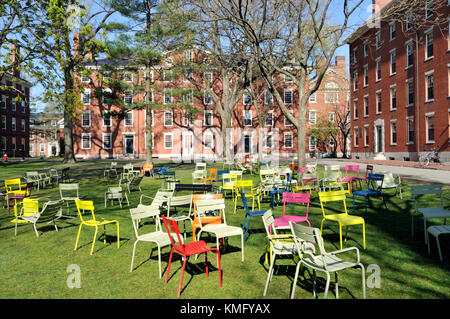 Colorate sedie in Harvard University campus aggiungendo un tocco di divertimento e spirito di accoglienza per lo storico cantiere. Foto Stock