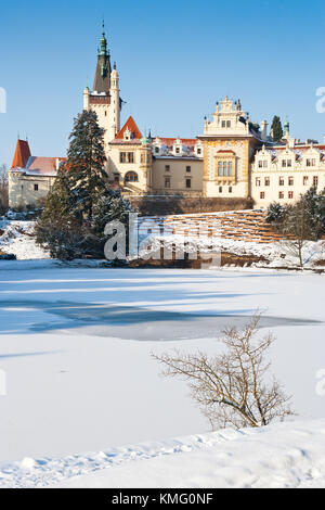 Pruhonice rinascimentale castello con giardini in inverno con la neve al tempo di Natale a Praga Repubblica Ceca - UNESCO protetti Foto Stock