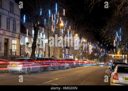 Luci e decorazioni natalizie con auto sentieri di luce a Witney centro città. Witney, Oxfordshire, Inghilterra Foto Stock