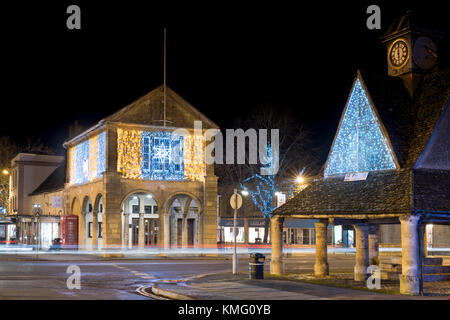 Luci e decorazioni natalizie con auto sentieri di luce a Witney centro città. Witney, Oxfordshire, Inghilterra Foto Stock