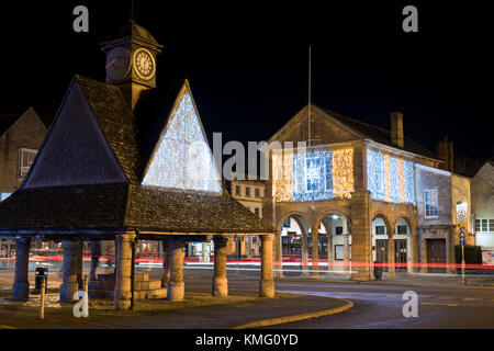 Luci e decorazioni natalizie con auto sentieri di luce a Witney centro città. Witney, Oxfordshire, Inghilterra Foto Stock
