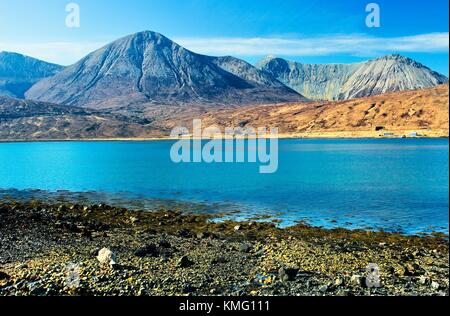 Pecora sulle rive di Loch Ainort sull isola di Skye in Scozia. Guardando ad ovest di Dearg Beinn Mhor (L) e Glamaig (distante R) montagne Foto Stock