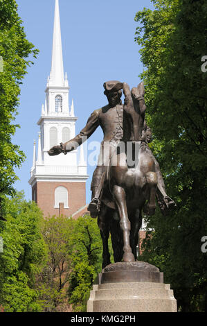 Paul Revere statua e Old North Church, simboli di libertà per il loro ruolo nella rivoluzione americana Foto Stock