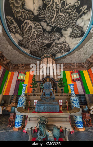 Kamakura, Giappone - 9 agosto 2017 : il digiuno satue buddha dal Pakistan, unryu-zu dragon dipinti sul soffitto di hatto (lecture hall) o dharma hall Foto Stock