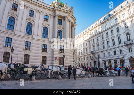 Carrozza a cavalli chiamato fiaker è un differnet tipo di taxi si trova presso il palazzo di Hofburg in michaelerplatz. Foto Stock