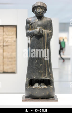 Statua in diorite di Gudea, principe di Lagash trovata a Girsu (oggi Tello) in Mesopotamia (oggi Iraq). Il Museo del Louvre di Lens, Francia. Foto Stock