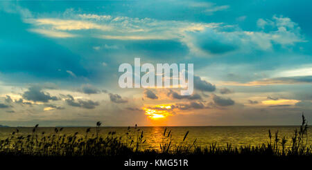 Ultima luce del tramonto panorama sulla linea di orizzonte oltre il mare di vetro in ombra il crepuscolo della sera tempo Foto Stock