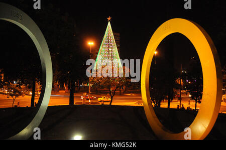 Una vista generale di atmosfera di albero di Natale e anelli olimpici di Cordoba, vicino a Buenos Aires, Argentina. Foto di Barry re/Alamy Foto Stock