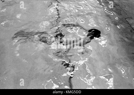 Piscina coperta subacquea nel 1960s UK HOMER SYKES Foto Stock