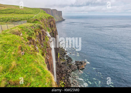 Kilt Rock e cascata di Mealt nell'Isola di Skye, Scozia Foto Stock
