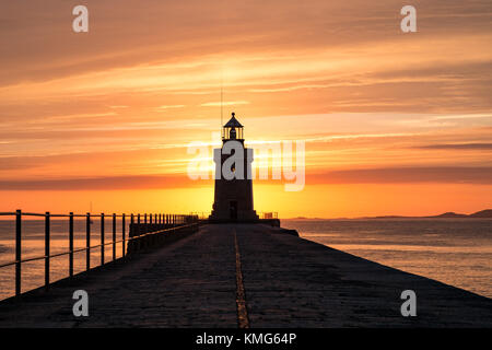 Struttura di frangionde faro di sunrise Foto Stock