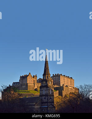 Chiesa di San Cutberto e il Castello di Edimburgo nel dicembre del sole, visto da Lothian Road, Edimburgo, Scozia, Regno Unito, Europa. Foto Stock