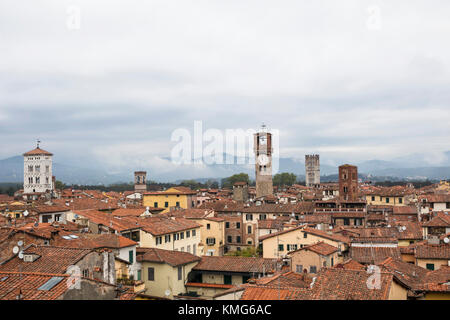 Vista sui tetti e sull'architettura tradizionale di Lucca Foto Stock