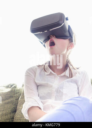 Ragazza che usa la cuffia per la realtà virtuale Foto Stock
