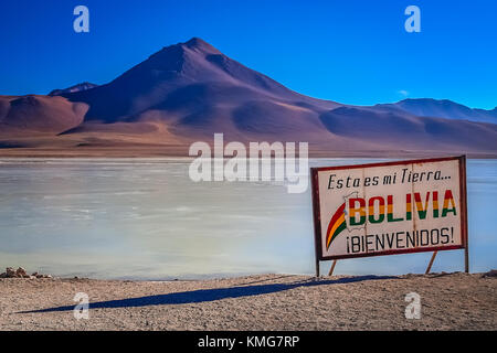 Scheda di grandi dimensioni che segna il confine tra la Bolivia e il Cile sulla riva di un gusto salato altiplano laguna sulle Ande boliviane Foto Stock