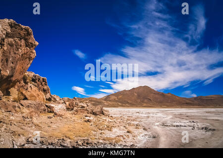 Terra arida pianura nel Altiplano montagne vicino Salar de Uyuni in estate, Ande, Bolivia Foto Stock