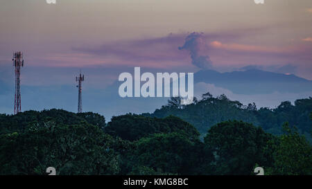 Turrialba vulcano fumo al tramonto in Costa Rica Foto Stock