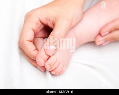 Sette mesi baby ragazze piedi giunto essendo manipolati da manuale osteopatica terapeuta o di medico Foto Stock