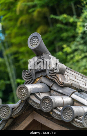 (Generale) di gate somon di kencho-ji tempio complesso, tetto dettaglio modello tomoemon piastrelle. Kamakura, nella prefettura di Kanagawa, Giappone Foto Stock