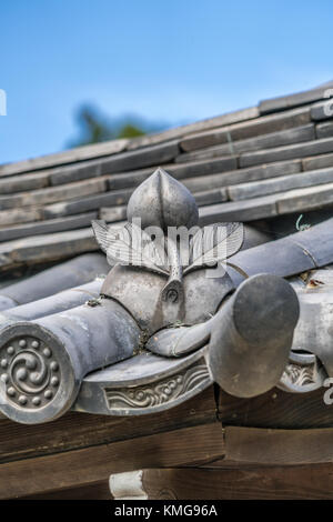 (Generale) di gate somon di kencho-ji tempio complesso, peach sagomato gawara tomebuta colmo del tetto tegola dettaglio. Kamakura, nella prefettura di Kanagawa, Giappone Foto Stock