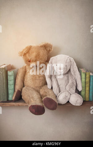 Vintage Toys su un vecchio scaffale con libri Foto Stock