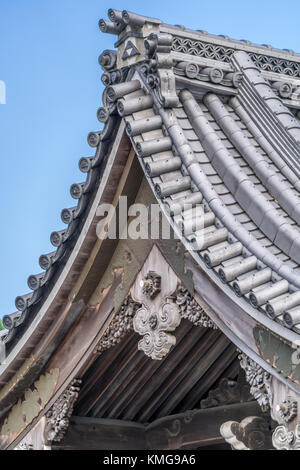 (Generale) di gate somon di kencho-ji tempio complesso, gegyo e decorazione shishiguchi dettaglio del tetto. Kamakura, nella prefettura di Kanagawa, Giappone Foto Stock