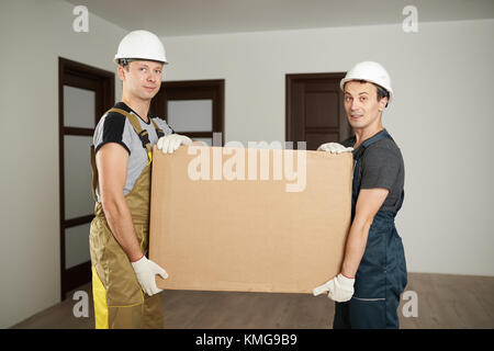 Lavoratori mobili in movimento in panno protettivo. mans scatola di contenimento Foto Stock