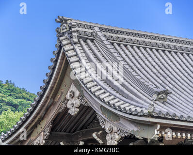 (Generale) di gate somon di kencho-ji tempio complesso, gegyo e decorazione shishiguchi dettaglio del tetto. Kamakura, nella prefettura di Kanagawa, Giappone Foto Stock