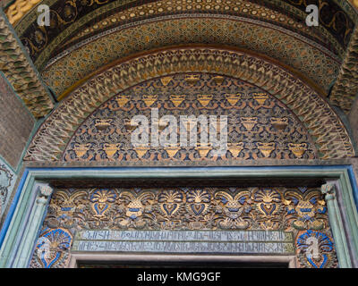 Vedere la madre di Santa Etchmiadzin, sede della Chiesa apostolica, in Vagharshapat Armavir, Armenia, decorazione sopra la porta principale della cattedrale Foto Stock