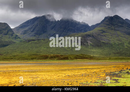 Loch slapin a bassa marea, nel retro della colline cuillins, torrin, highlands Occidentali, isola di Skye, Scotland, Regno Unito Foto Stock