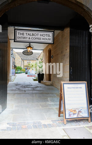 Ingresso gateway per la talbot hotel nella città di paese di oundle, Northamptonshire, Inghilterra. Foto Stock