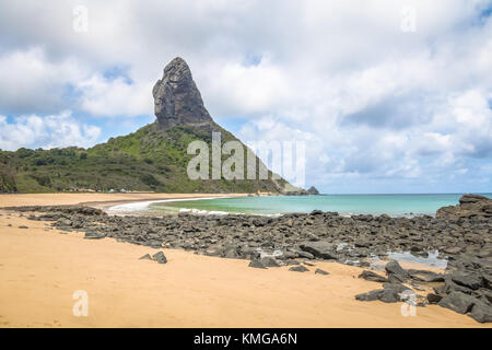 Praia da Conceicao Beach e Morro do Pico - Fernando de Noronha, Pernambuco, Brasile Foto Stock