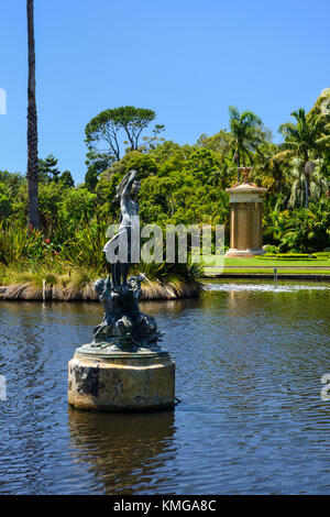 Stagno principale con choragic monumento di Lysicrates in background in Royal Botanic Garden di Sydney, Nuovo Galles del Sud, Australia Foto Stock