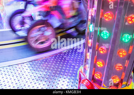 Fiera di terra pista di auto per bambini. Concetto di funfair Foto Stock