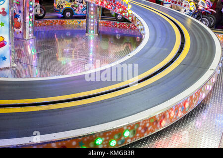 Fiera di terra pista di auto per bambini. Concetto di funfair Foto Stock